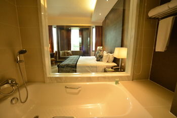 Deep Soaking Bathtub